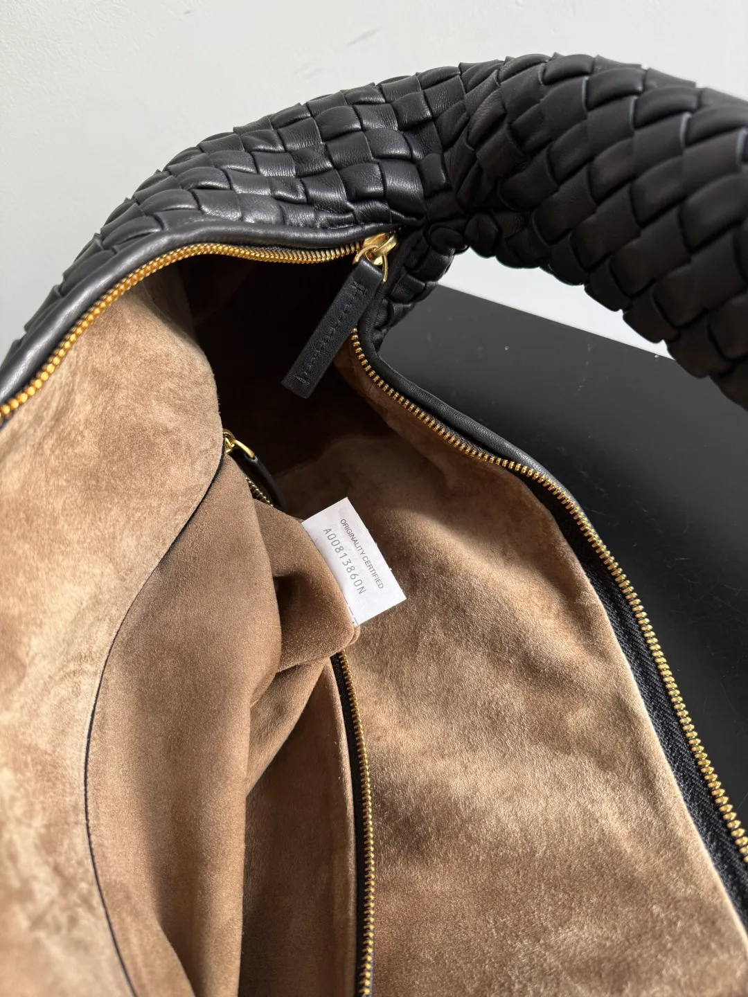 Batch 3260 Bottega Veneta Large Veneta Shoulder Bag Classic Reappearance The classic that has not been seen for many years has returned. Simple and round, soft and tough, it is reinterpreted from the perspective of modern aesthetics. The relaxed expression of the Hobo bag and the casual silhouette can be easily carried whether it is paired with commuting wear or casual style, and it shows an effortless sense of fashion~ Style number: 856739 Size: 59*39*6cm